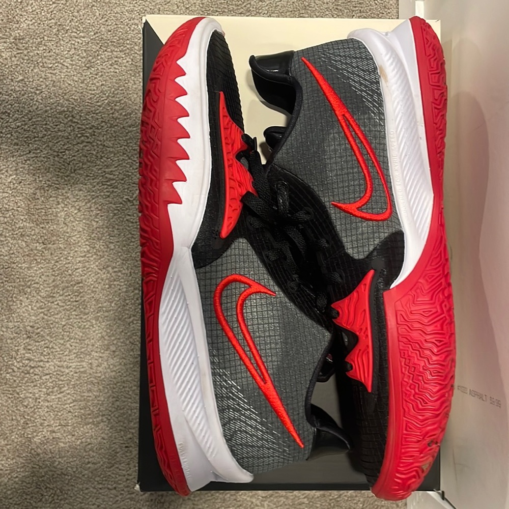 Nike Kyrie 4 low “Black University Red”